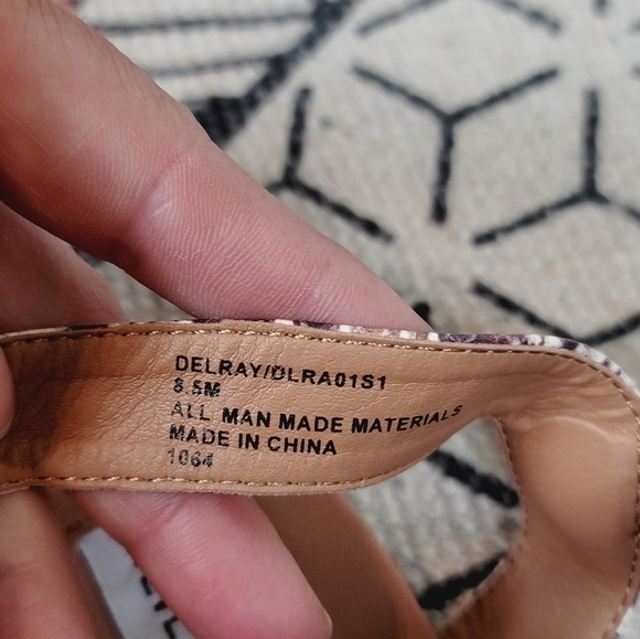 STEVE MADDEN DELRAY FAUX SNAKESKIN THONG SANDALS, SZ 8.5 - Picture 7 of 8